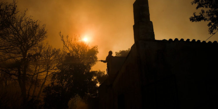 Vremea la extreme pe glob: Stare de urgență în Grecia din cauza incendiilor, în timp ce furtunile fac ravagii în Serbia | VIDEO