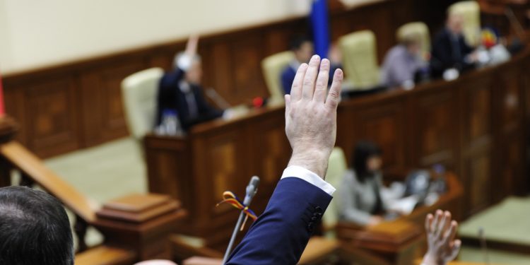 Deputații vor putea activa în sectorul privat? PAS propune modificarea Constituției