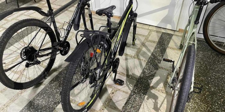 Un moldovean a încercat să introducă ilicit 3 biciclete din carbon, dar la vama Leușeni a rămas fără ele