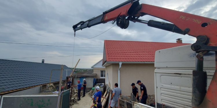 Circa 20 de salvatori – implicați într-o misiune complexă! De ieri încearcă să scoată un bărbat dintr-o fântână