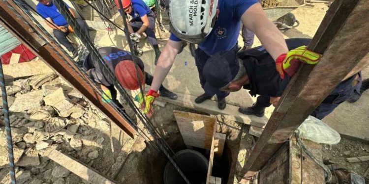 Circa 20 de salvatori – implicați într-o misiune complexă! De ieri încearcă să scoată un bărbat dintr-o fântână