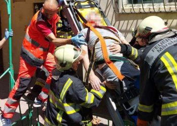/FOTO/ A căzut în gol de la etajul șase: Un bărbat a fost salvat de pompieri