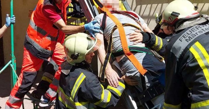 /FOTO/ A căzut în gol de la etajul șase: Un bărbat a fost salvat de pompieri