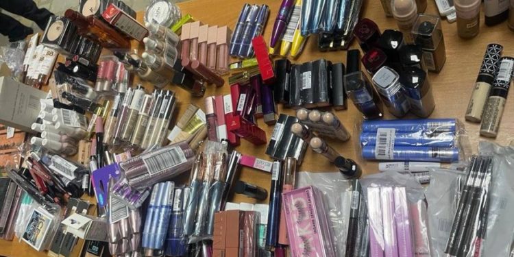 На КПП Леушены из маршрутки, ехавшей из Германии в Молдову, изъяли контрабанду | FOTO