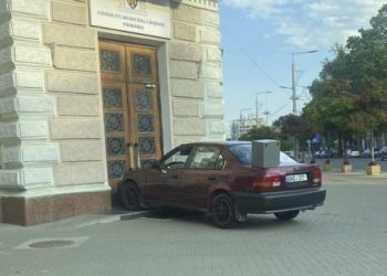 Un activist civic și-a parcat mașina în ușa Primăriei Chișinău. Ion Ceban acuză PAS-ul de regizarea incidentului | VIDEO