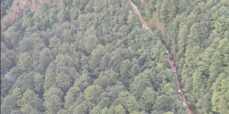 Sute de turiști germani au rămas cu mașinile blocate pe un drum forestier afectat de ploile abundente | VIDEO