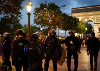 Во Франции задержали более 700 человек в пятую ночь беспорядков