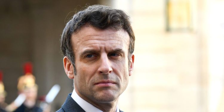 Președintele Franței îşi amână vizita de stat în Germania în contextul crizei interne