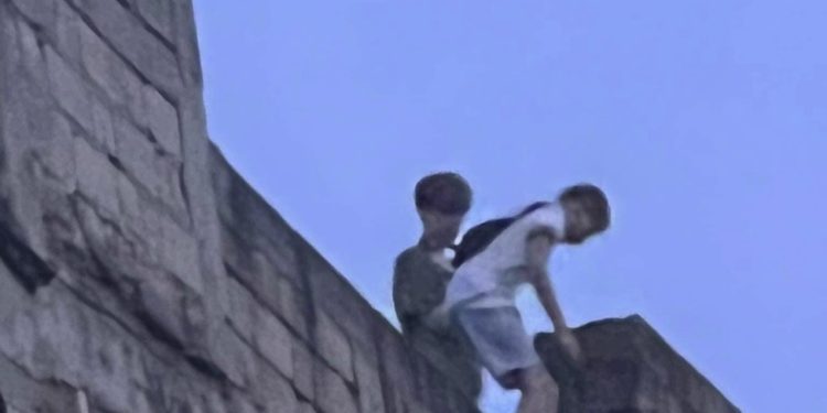 Imagini șocante: Mai mulți copii au fost filmați jucându-se pe acoperișul unei clădiri părăsite din capitală | VIDEO