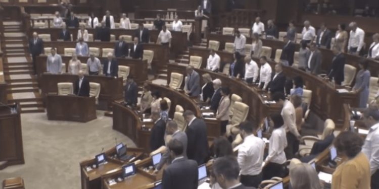 Minut de reculegere, în plenul Parlamentului, în memoria celor doi ofițeri, căzuți la datorie pe Aeroportul Internațional Chișinău | VIDEO
