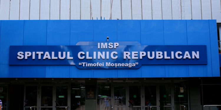 Scandal la Spitalul Clinic „Timofei Moșneaga”. Un medic i-ar fi spus unei paciente că „ar vrea să o împuște”, pentru că vorbește în rusă. Reacția Instituției Medicale