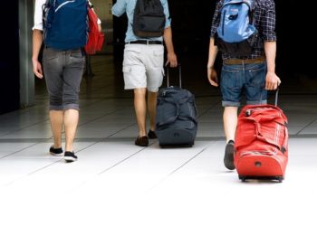 Țara noastră se confruntă cu al treilea val de migrație. Expert: „În 2000 migrau părinții pentru ca odraslele lor să poată trăi în Moldova, iar acum migrează copii” | VIDEO