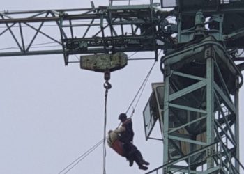 / Intervenție la înălțime. Un operator de macara, salvat de angajații IGSU pe un șantier de construcții