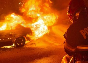 Trei mașini, făcute scrum în parcarea subterană a unui bloc din Chișinău: 13 persoane, între care 3 copii, evacuați de urgență | FOTO