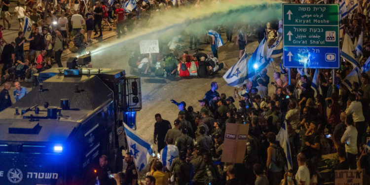 Israelul este zguduit de proteste după adoptarea unei legi care restrânge atribuțiile Curții Supreme