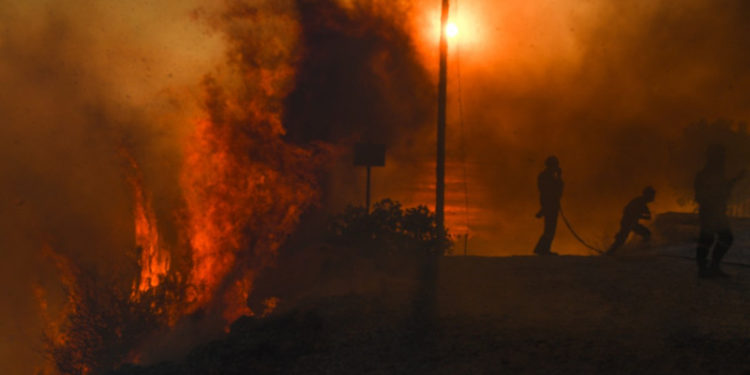 Atenţionare de călătorie în Grecia. Incendiile de vegetaţie au mistuit mai multe zone populare. Temperaturile vor ajunge şi la 49 de grade