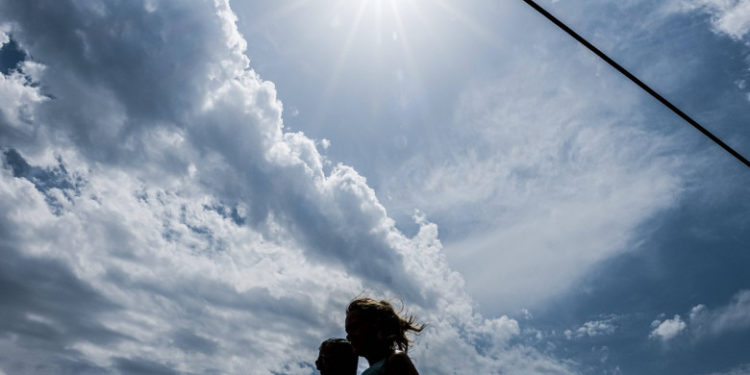 „Este Iadul pe Pământ”. Planeta arde din cauza valului de căldură extremă, iar tot mai mulți oameni mor sau ajung în spitale | VIDEO