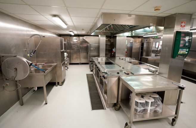 Guvernul britanic a pregătit o barjă uriașă pentru a-i închide pe migranți pe mare. Criticii spun că e o „închisoare plutitoare” | FOTO