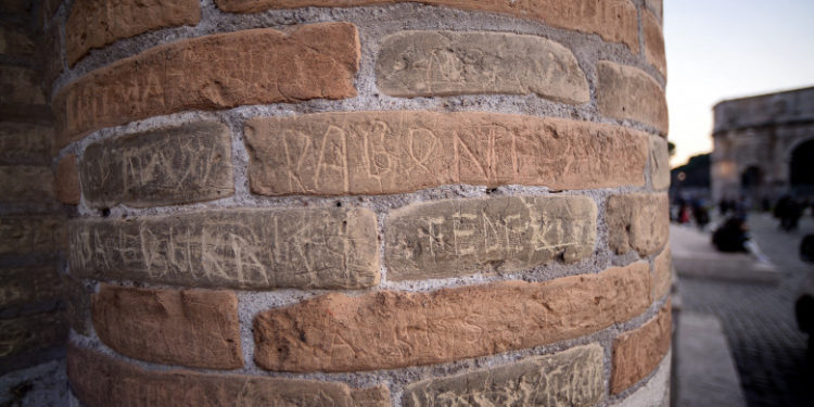 Se înmulțesc cazurile de vandalism la Colosseum. Alți doi turiști au fost surprinși scrijelind pe monument