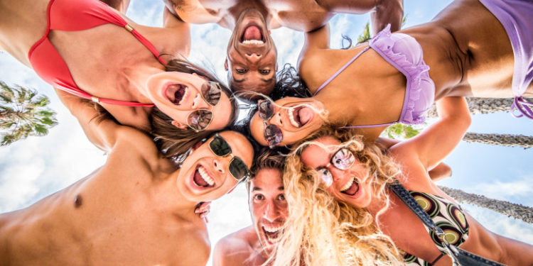 România: „Funny gas” face victime printre tineri pe litoral. Odată inhalat, poate duce la paralizie și chiar infarct