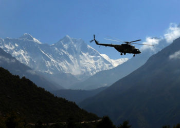 Șase decedați: Un elicopter cu turiști s-a prăbușit în apropiere de Muntele Everest