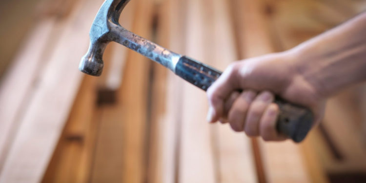 Poliția, pe urmele indivizilor care au agresat paznicul unui hipermarket. Managerul punctului de comerț: Vom solicita ca agenții să fie dotați cu buton de panică mobil | VIDEO