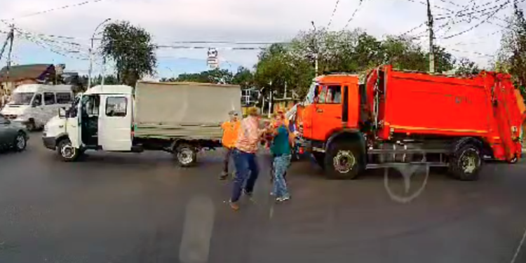 Luptă cu pumnii și picioarele în trafic: Doi șoferi și-au lăsat camioanele în mijlocul străzii și s-au luat la bătut