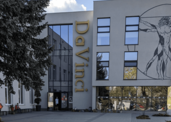 Scandalul de la un liceu privat din Capitală continuă. Părinții copilului agresat: Directorul a format un comportament autoritar și dictatorial. Profesorii sunt ținuți în frică și copiii hărțuiți | VIDEO