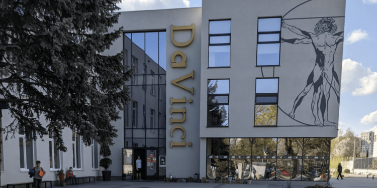 Scandalul de la un liceu privat din Capitală continuă. Părinții copilului agresat: Directorul a format un comportament autoritar și dictatorial. Profesorii sunt ținuți în frică și copiii hărțuiți | VIDEO