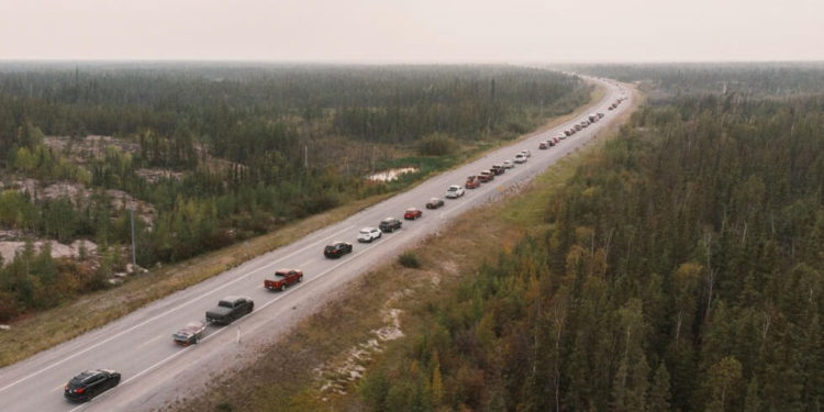 В Канаде 20-тысячный город эвакуируют из-за пожаров