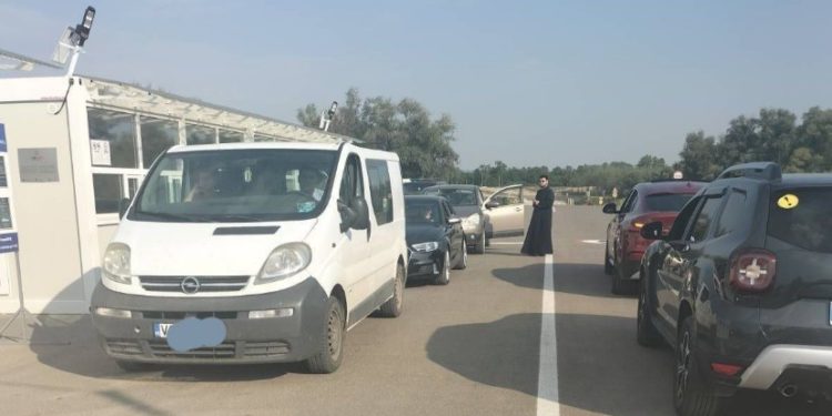 На границе Молдовы и Румынии — огромные очереди машин. Рекомендации пограничников