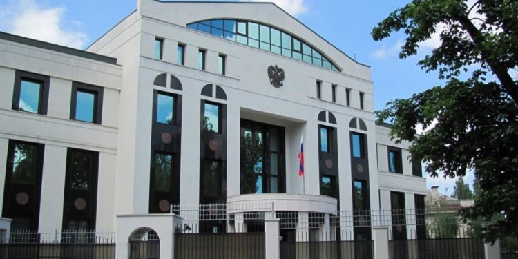 В Кишиневе автомобиль врезался в ворота посольства России. Водитель пытался скрыться от полиции