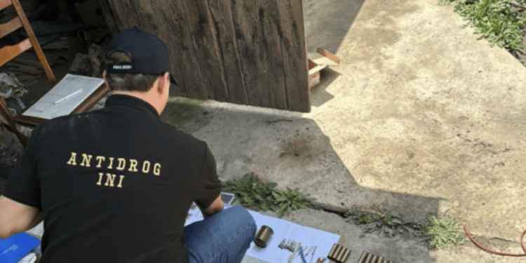 Un bărbat din Anenii Noi, membrul unei grupări infracționale, încătușat de oamenii legii. Ce a făcut