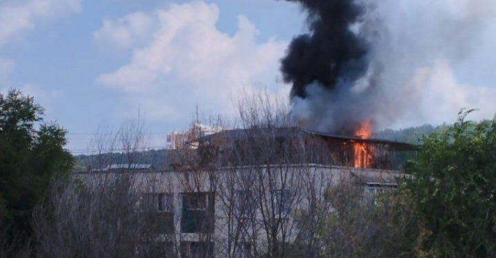 Acoperișul unui bloc de locuit din Chișinău, cuprins de flăcări. Opt echipaje de pompieri și salvatori – la fața locului