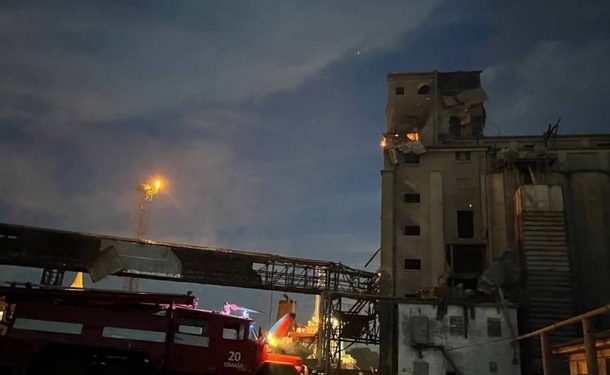 Россия вновь атаковала Одесскую область. Мощные взрывы в порту Измаила были видны с территории Румынии | VIDEO