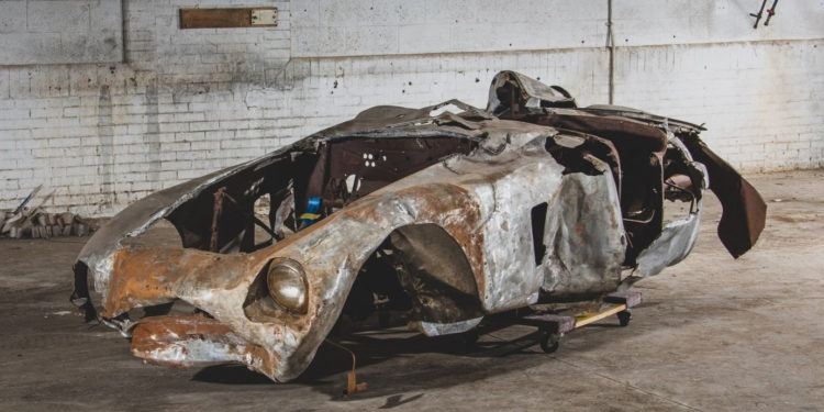 Разбитый и обгоревший суперкар Ferrari продали на аукционе за $1,8 миллиона