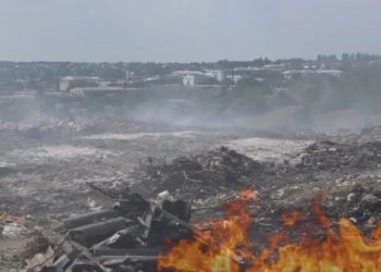 Groapa de gunoi de la periferia orașului Edineț continuă să ardă. Localnici plâng că aerul poluat le-a transformat viața în coșmar | VIDEO