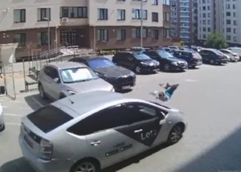 Un copil de 7 ani a ajuns la spital, după ce a fost lovit de un taxi, în curtea unui bloc de la Ciocana