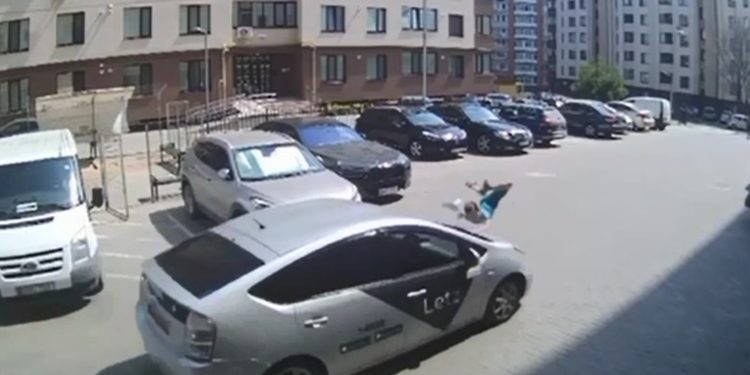 Un copil de 7 ani a ajuns la spital, după ce a fost lovit de un taxi, în curtea unui bloc de la Ciocana