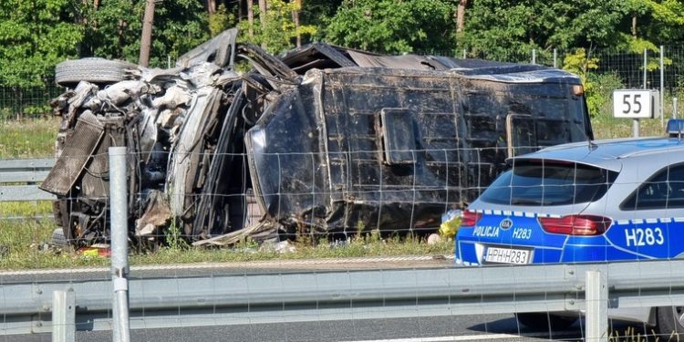 Dublu accident cu moldoveni în Polonia. Au suferit în autocarul izbit de camion, apoi ambulanța s-a răsturnat | VIDEO