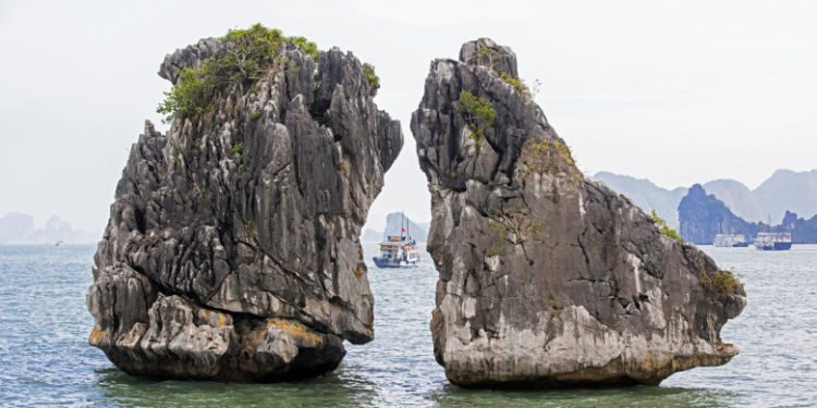 „Stâncile care se sărută” din Golful Ha Long, Vietnam, riscă să se prăbușească