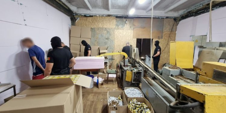 Подпольный цех по производству сигарет: продукцию контрабандой отправляли в Украину