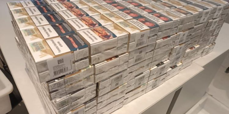 Un moldovean și-a ticsit geanta cu țigări și a încercat să părăsească țara. Unde urma să ajungă