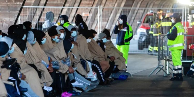 Италия просит помощи у ЕС из-за рекордного наплыва мигрантов