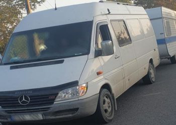 Moldovean, prins la volanul unui microbuz cu rulotă, pe drumurile din România, fără permis corespunzător: Este cercetat și proprietarul ansamblului auto