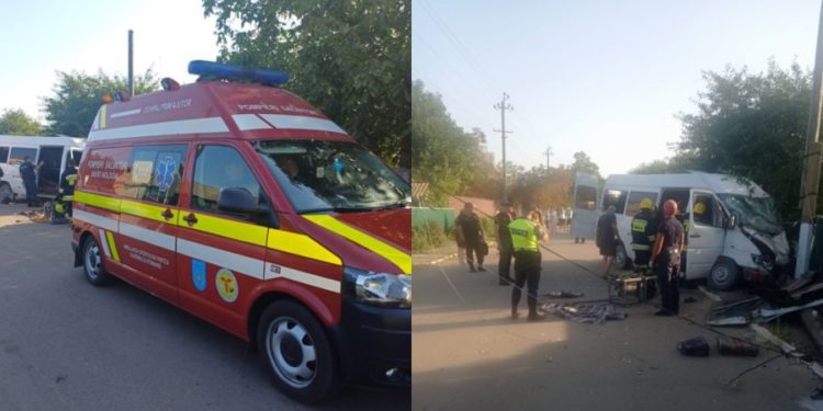 Accident grav în raionul Cahul: Microbuz plin cu pasageri s-a izbit violent de un pilon electric