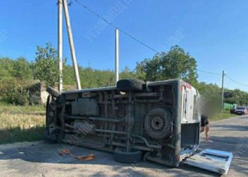 На чужой машине и без прав: в Кицканах перевернулся микроавтобус