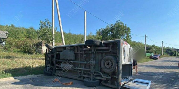На чужой машине и без прав: в Кицканах перевернулся микроавтобус