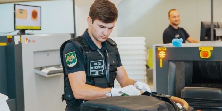В кишиневском аэропорту задержали контрабанду: 32-летний иностранец попался таможенникам с сумкой, полной сигарет