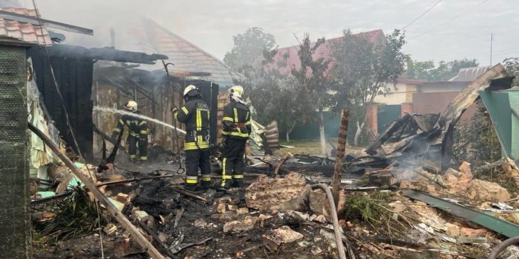 Минувшей ночью российские воска обстреляли Киев, сообщается о двух погибших, в тоже время аэропорт Пскова попал под атаку дронов | VIDEO